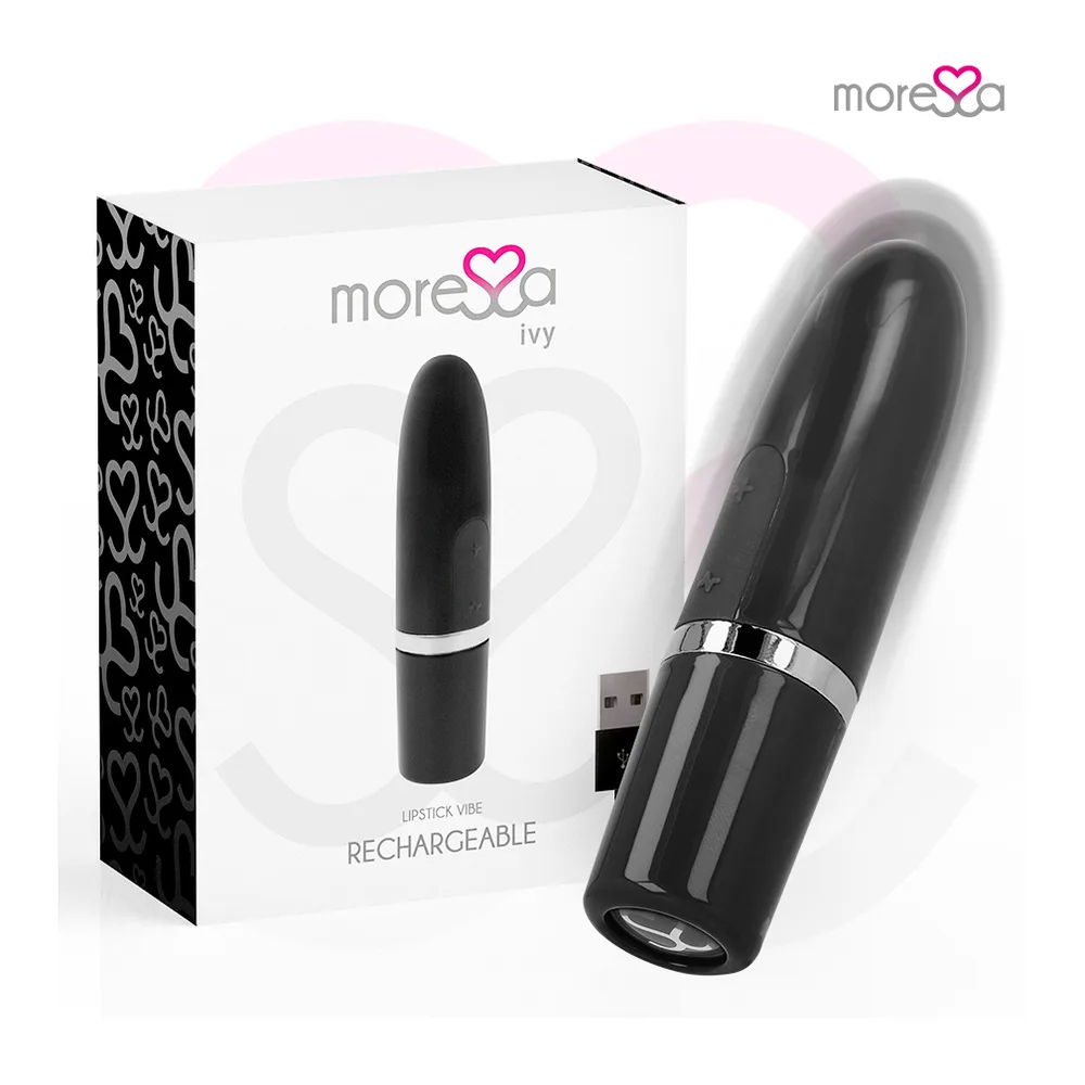 Vibromasseur noir brillant en forme de rouge à lèvres avec bague chromée, sur fond blanc dégradé rose pâle