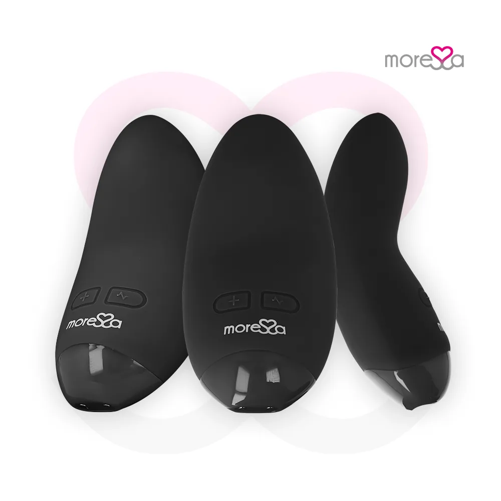 Vibrateur Blossom noir brillant en silicone, de forme ovoïde aplatie avec commandes discrètes, présenté en trois angles différents sur fond blanc dégradé rose