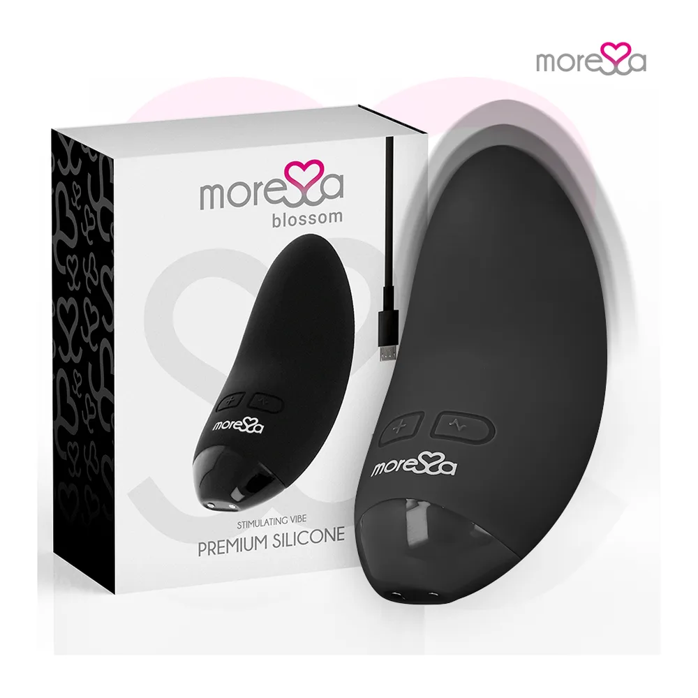 Vibrateur Blossom noir brillant en silicone, de forme ovoïde aplatie avec commandes discrètes, présenté en trois angles différents sur fond blanc dégradé rose