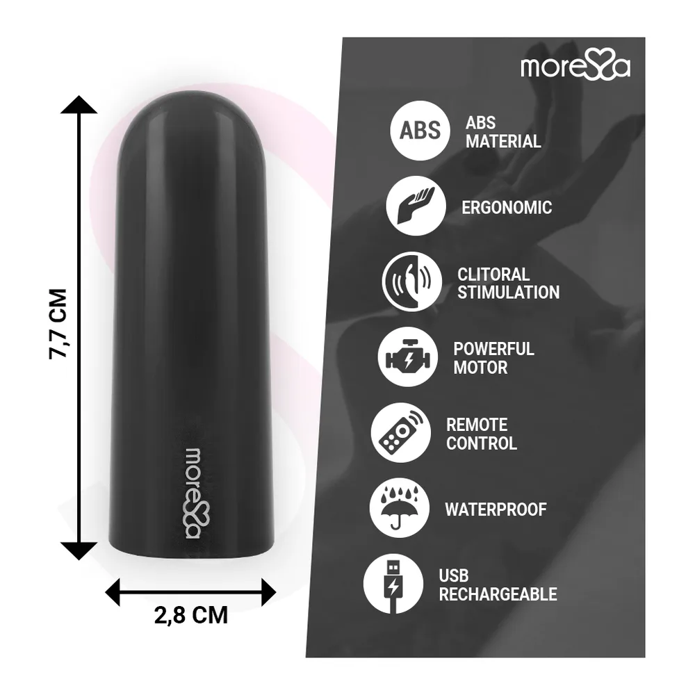 Emballage et contenu du vibromasseur Nix Moreoa : boîte blanche à motif de cœurs, vibromasseur noir compact, télécommande grise et blanche, fond blanc avec logo rose
