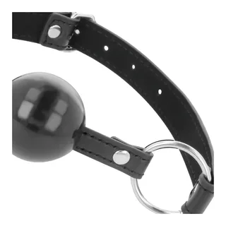Bâillon boule noir en cuir avec sangle noire piquée à rivets argentés, boule pleine et brillante, anneau de métal chromé, sur fond blanc
