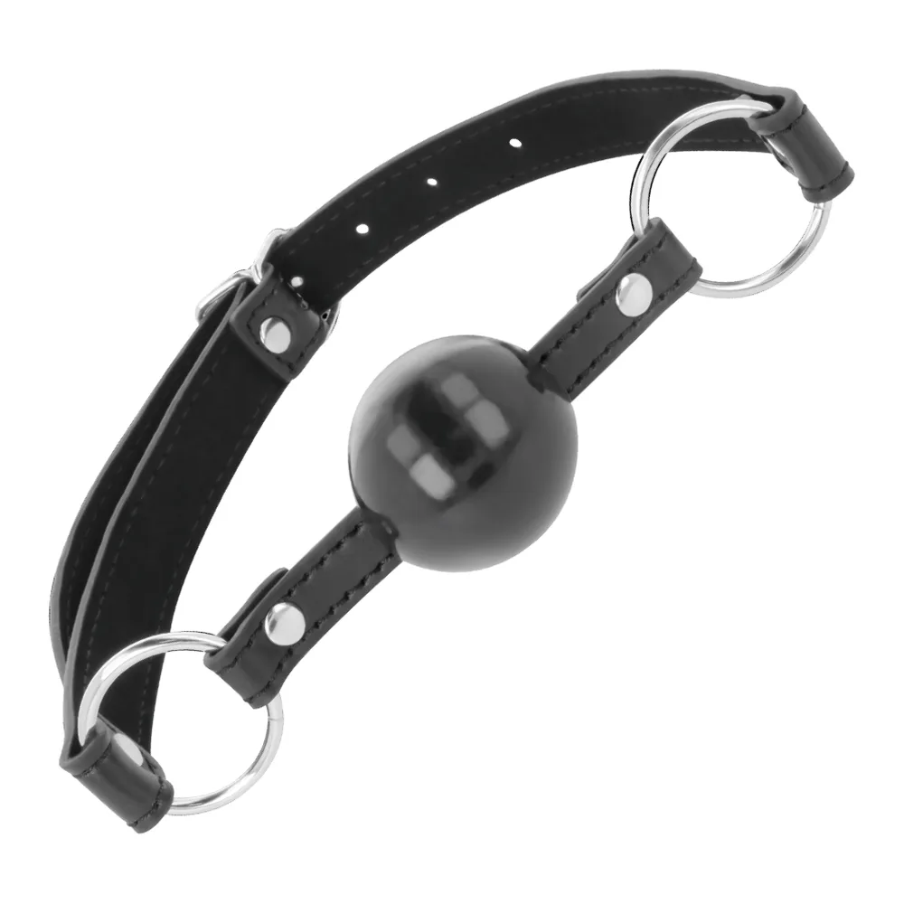 Bâillon boule noir en cuir avec sangle noire piquée à rivets argentés, boule pleine et brillante, anneau de métal chromé, sur fond blanc
