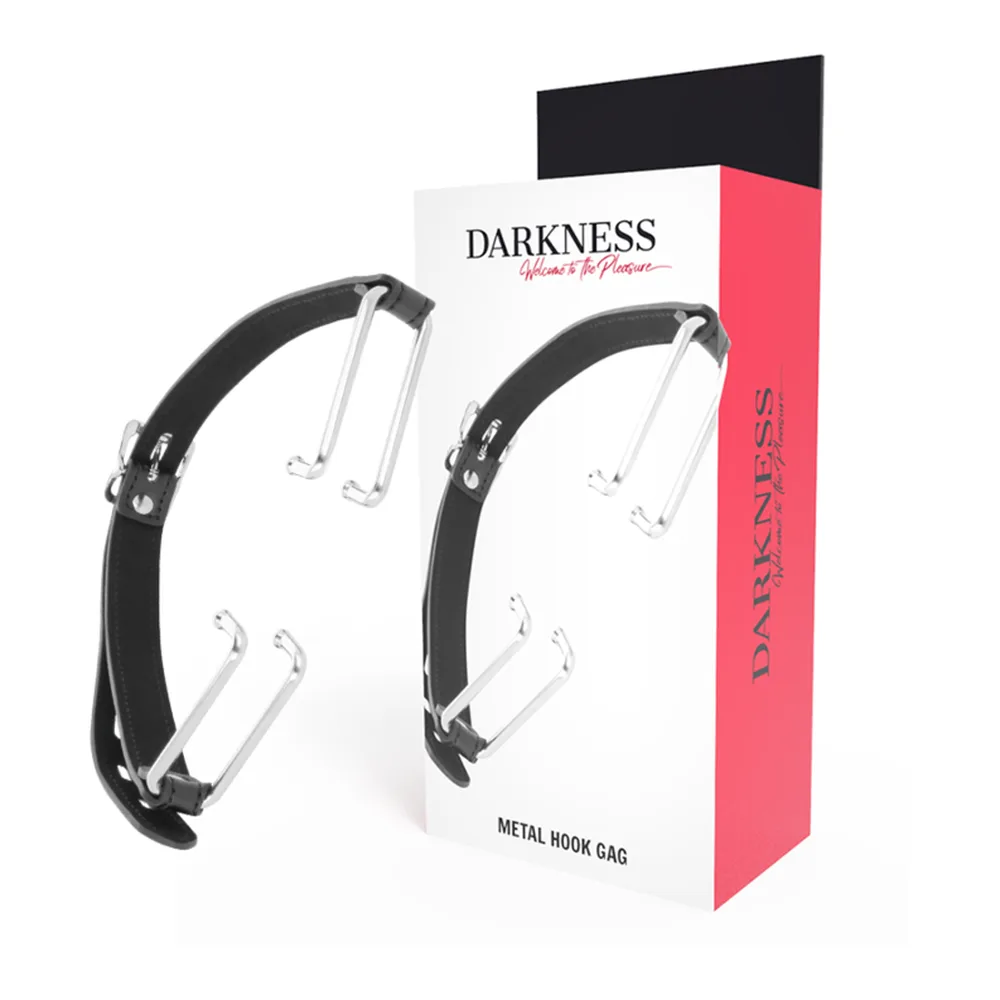 Emballage du bâillon Darkness Metal Hook Gag avec bandeau en cuir noir et deux crochets métalliques transparents servant d'écarteurs buccaux, sur fond blanc et rose