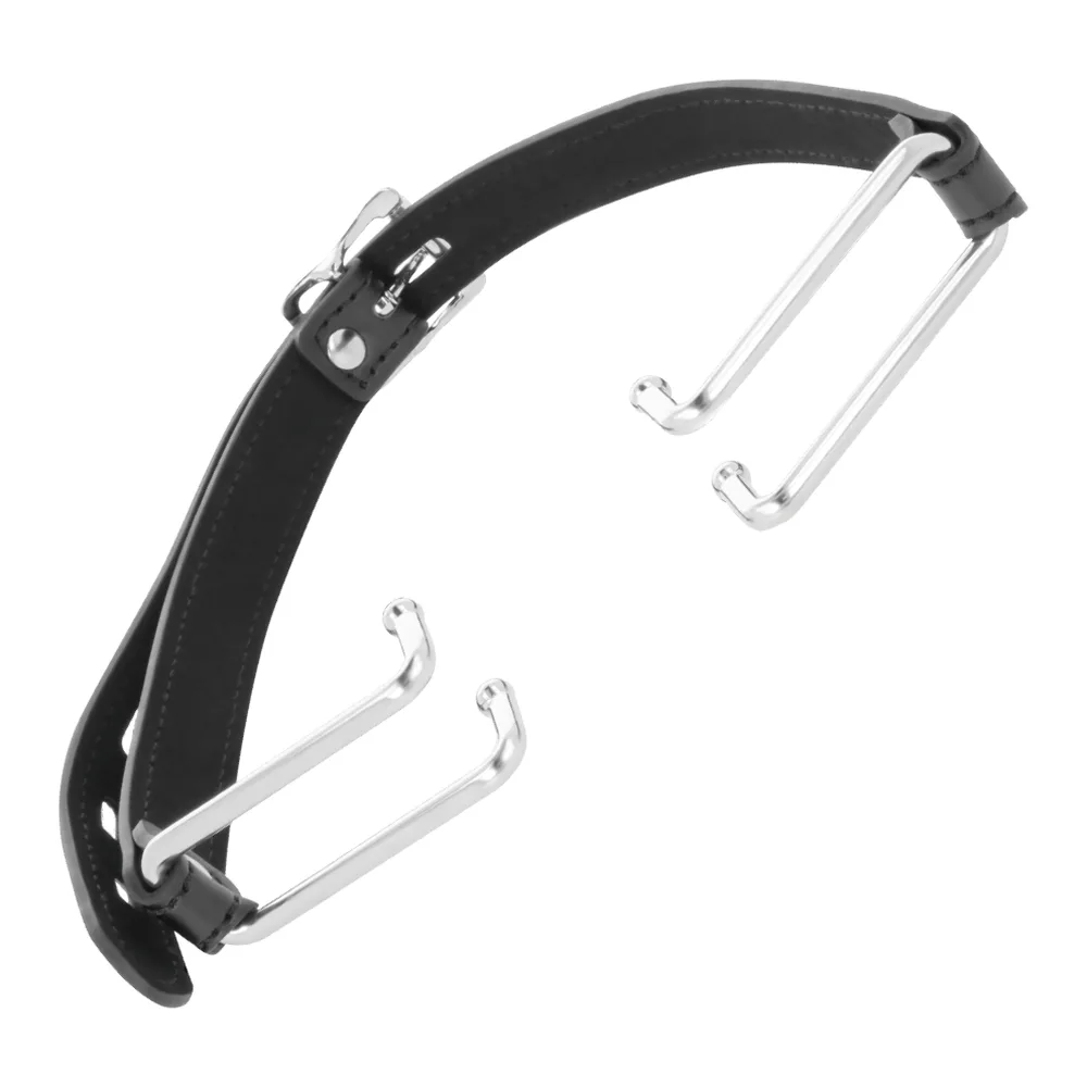 Emballage du bâillon Darkness Metal Hook Gag avec bandeau en cuir noir et deux crochets métalliques transparents servant d'écarteurs buccaux, sur fond blanc et rose