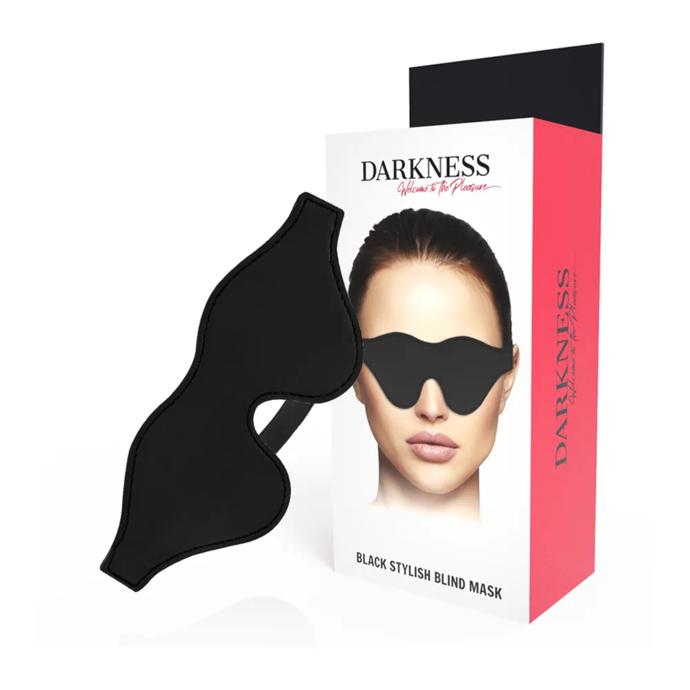 Masque rouge vif en forme d'ailes avec contours piqués, vue de face sur fond blanc
