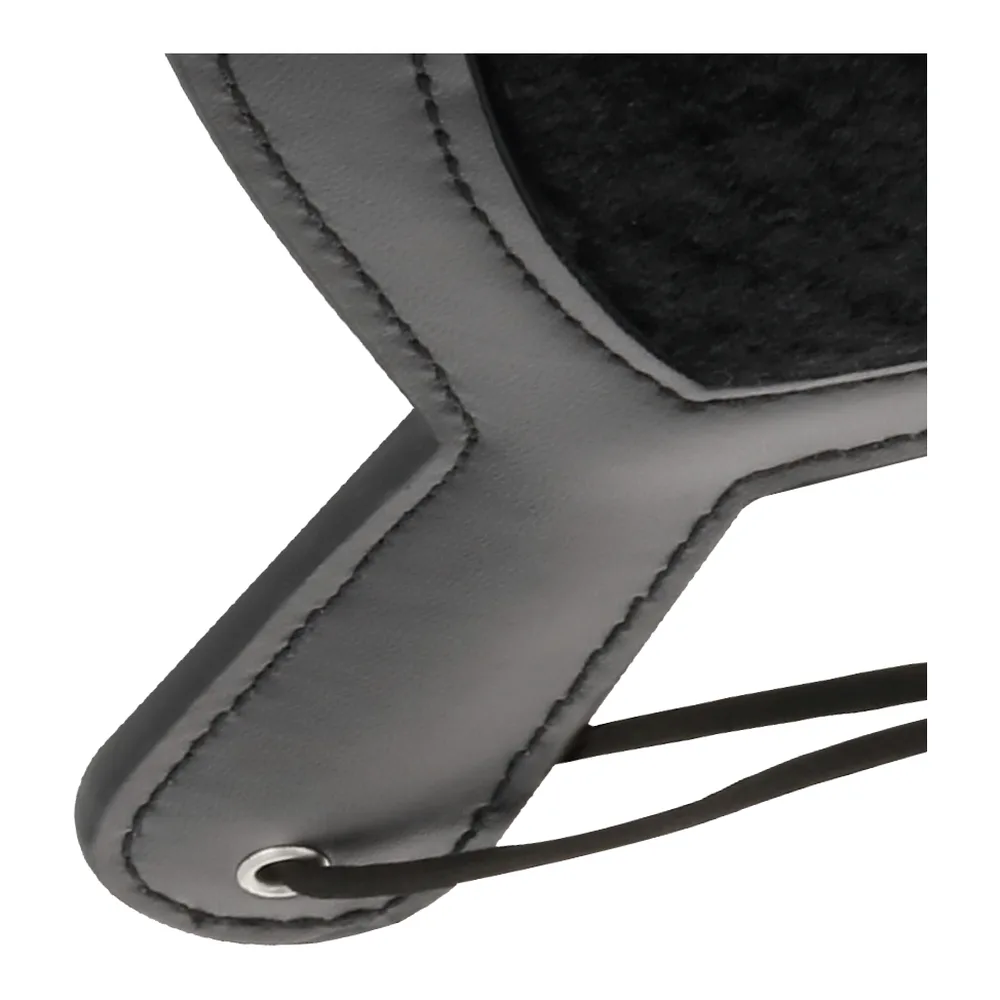 Pagaie noire en forme de cœur avec manche en lanière tressée, doublée intérieurement de velours, vue de profil sur fond blanc