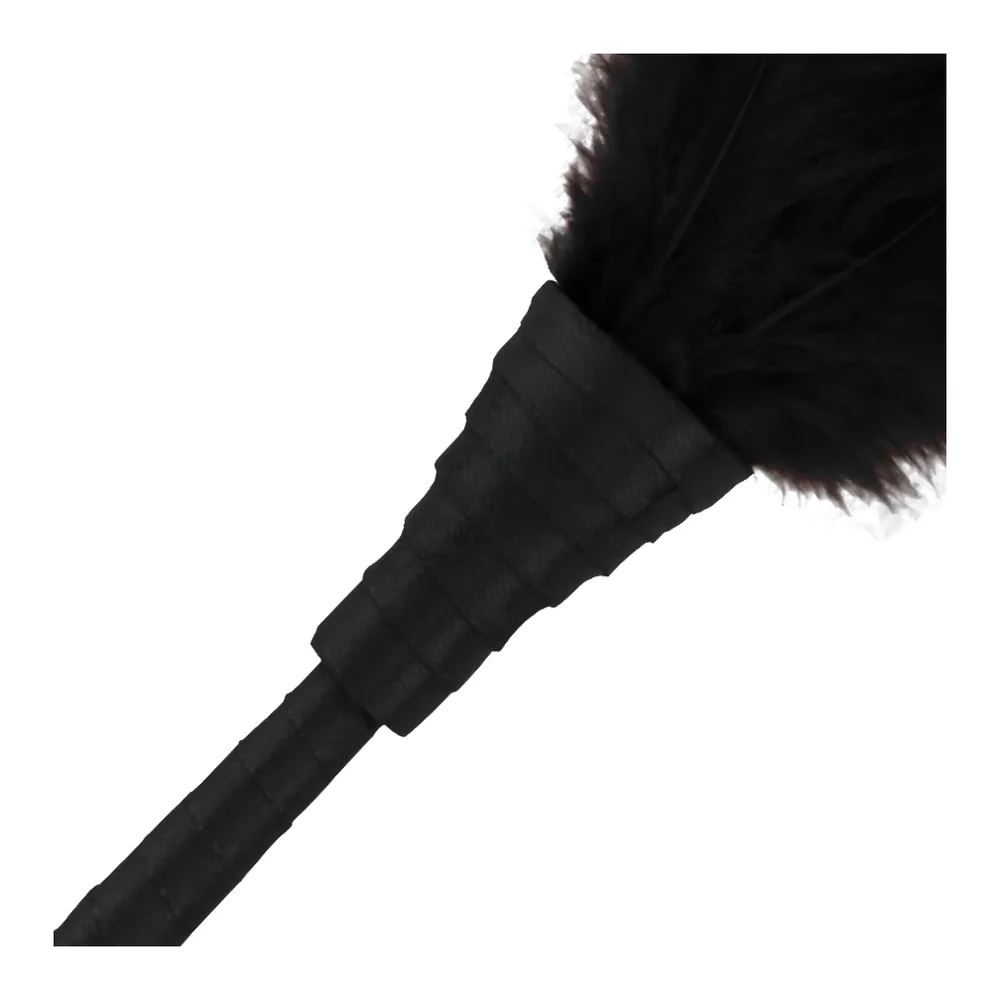 Stylo stimulant noir avec manche souple et effilé, terminé par une boucle de plumes légères, sur fond blanc
