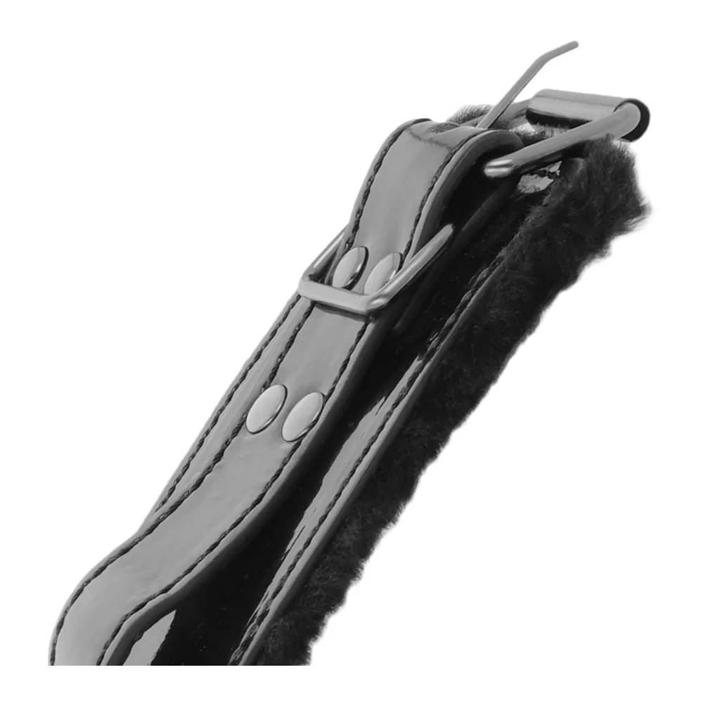 Menottes de poignets en cuir noir avec doublure en fourrure, chaîne métallique et cadenas laiton avec deux clés, sur fond blanc