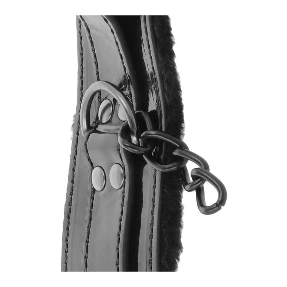 Menottes cheville en cuir noir réglable avec doublure fourrure, chaîne métallique et cadenas laiton avec clés, vue face sur fond blanc
