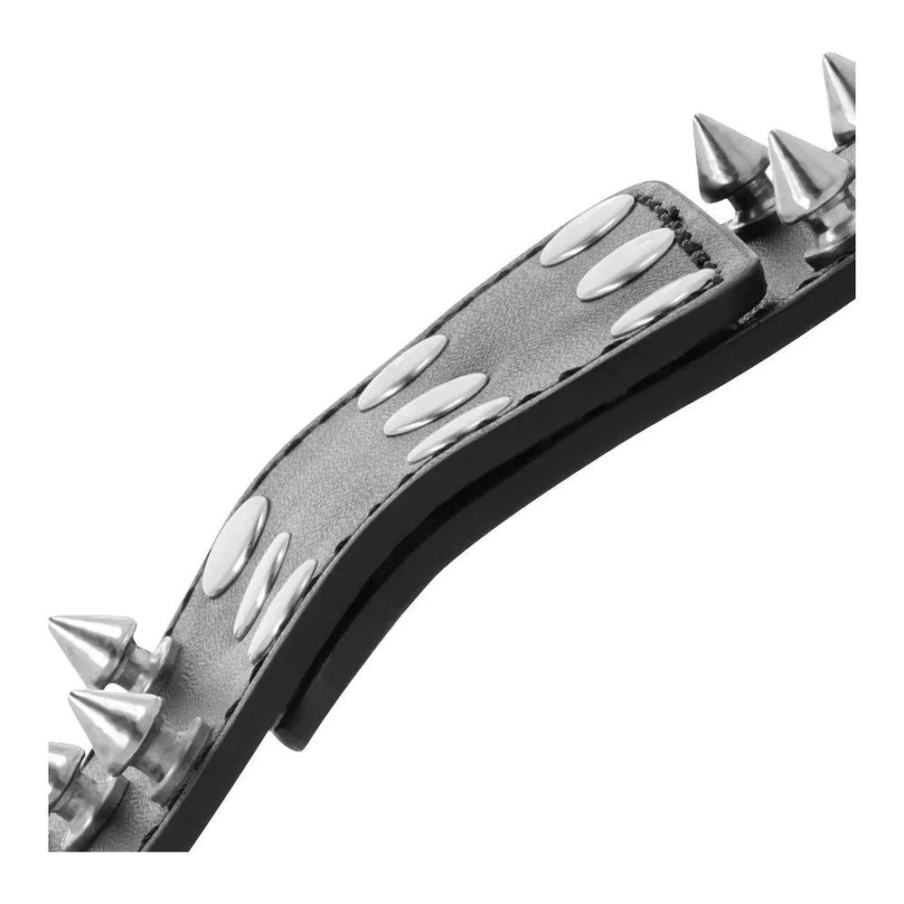 Menottes noires hérissées de pointes métalliques argentées, avec bandes larges perforées et fermoir ajustable, vue en angle sur fond blanc