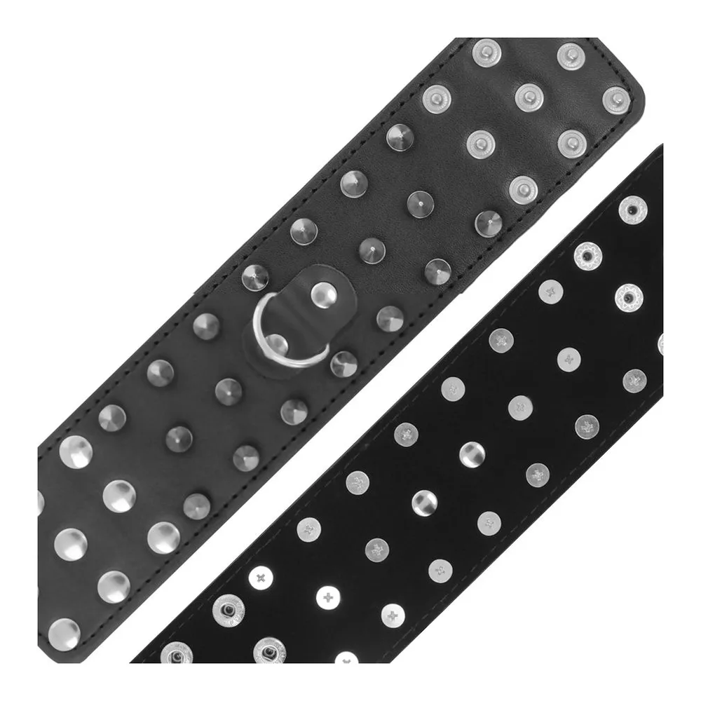 Menottes noires hérissées de pointes métalliques argentées, avec bandes larges perforées et fermoir ajustable, vue en angle sur fond blanc