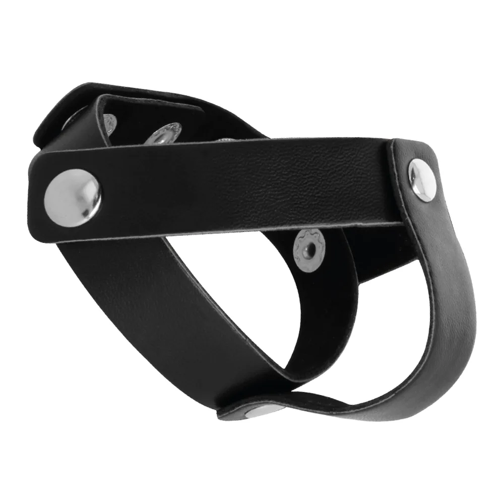 Cockring en cuir noir avec sangle ajustable par pression, porté sur forme anatomique, fermoirs argentés visibles