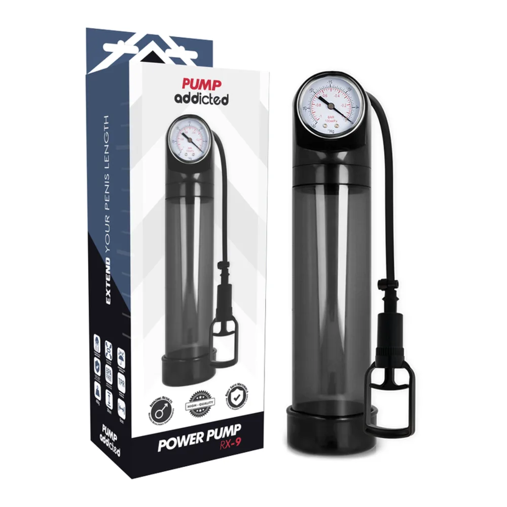 Pompe à pénis cylindrique noire avec manomètre à cadran blanc en haut, corps transparent et tube noir avec embout en silicone, sur fond blanc