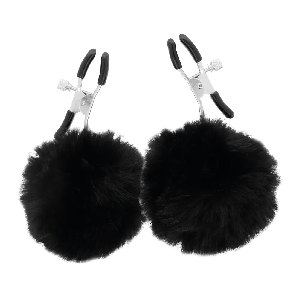 Paire de pinces à tétons en métal chromé avec poignées noires et pompons noirs souples, dotées d'une vis de réglage centrale, sur fond blanc