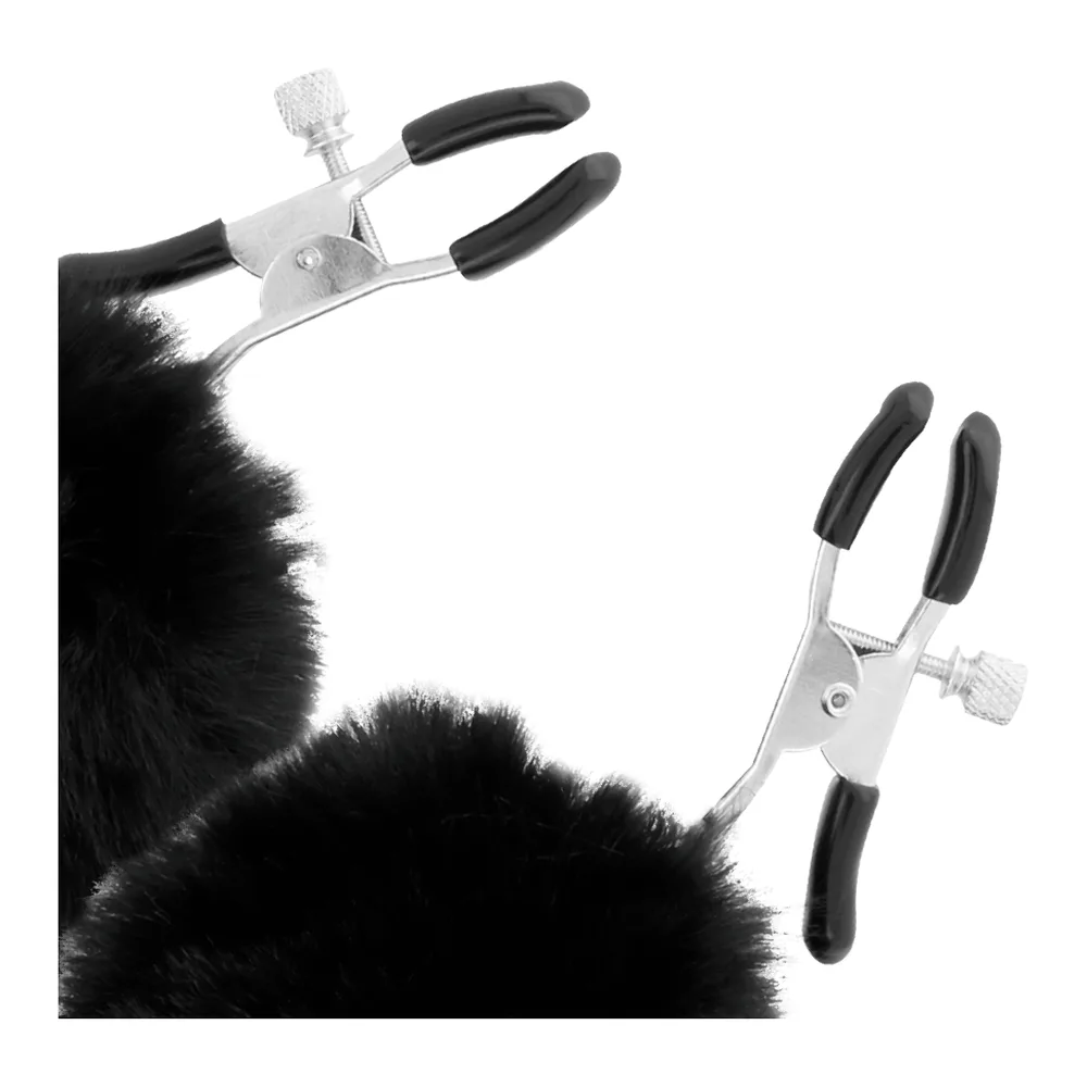 Paire de pinces à tétons en métal chromé avec poignées noires et pompons noirs souples, dotées d'une vis de réglage centrale, sur fond blanc