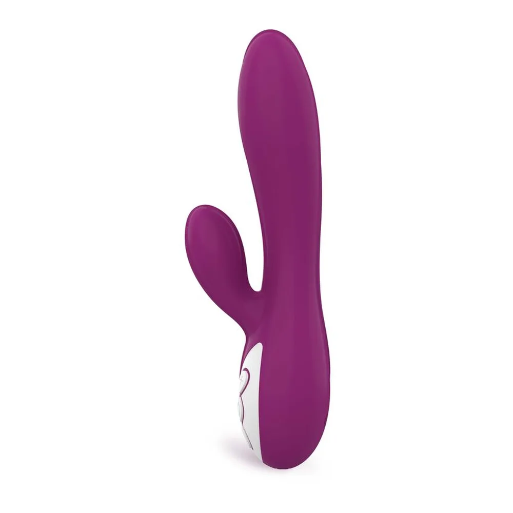 Vibromasseur rabbit en silicone violacé avec branche clitoridienne, commandé par télécommande sans fil, sur fond blanc