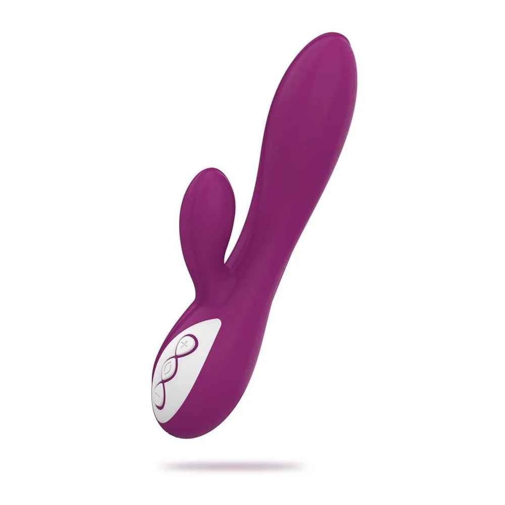 Vibromasseur rabbit en silicone violacé avec branche clitoridienne, commandé par télécommande sans fil, sur fond blanc