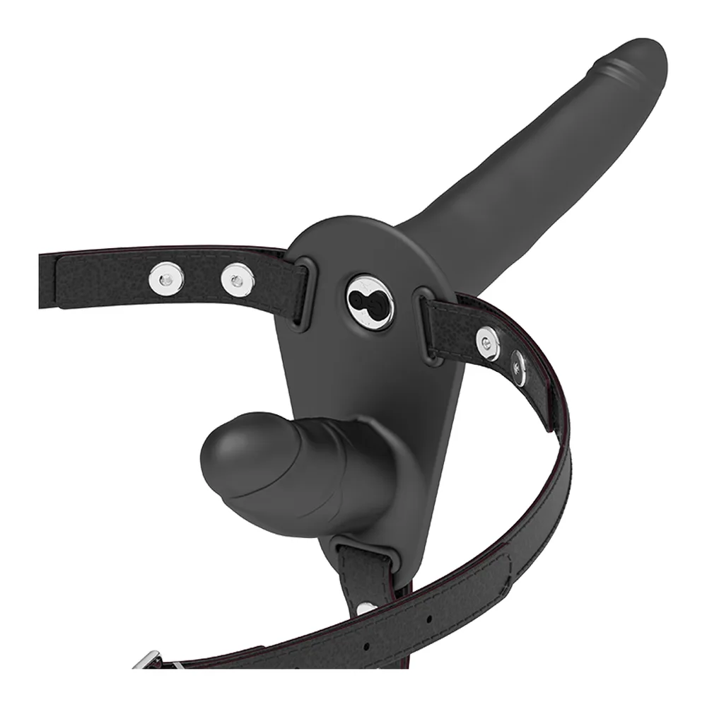 Harnais noir avec deux godes lisses en silicone, l'un frontal et l'autre dorsal, munis de moteurs vibrants, présenté avec son emballage Fetish Submissions sur fond blanc