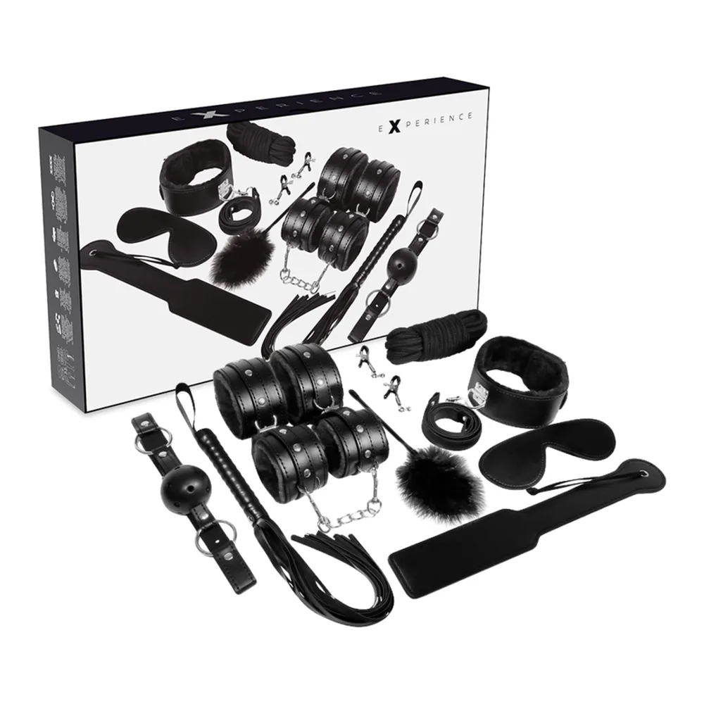 Boîte de coffret BDSM noir contenant des accessoires : menottes, collier-laisse avec chaîne, fouet à franges, bracelets, cordes et entraves en cuir et textile