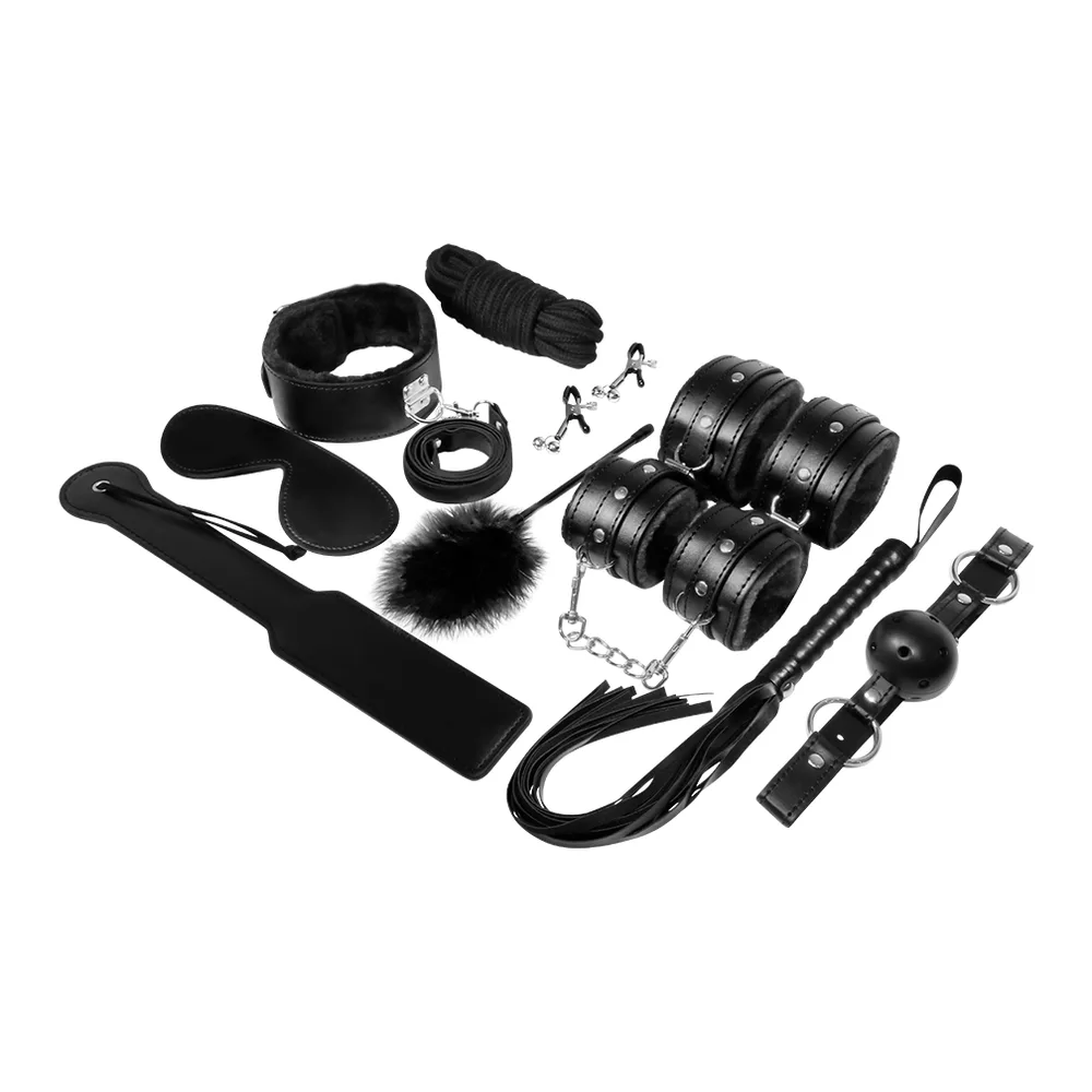 Boîte de coffret BDSM noir contenant des accessoires : menottes, collier-laisse avec chaîne, fouet à franges, bracelets, cordes et entraves en cuir et textile