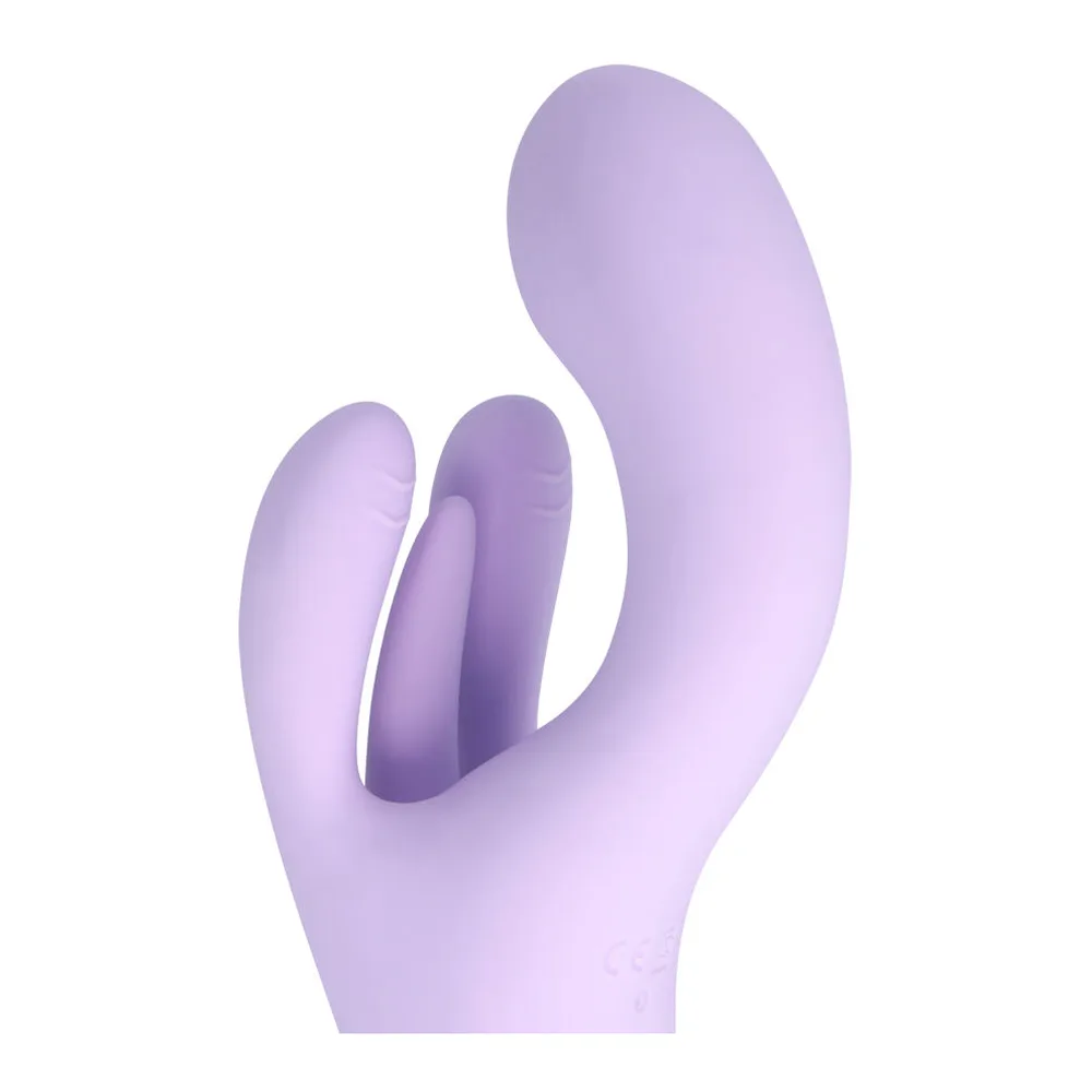 Vibromasseur en silicone lilas avec trois branches vibrantes, deux petites pointes latérales et une grande branche centrale incurvée, sur fond blanc