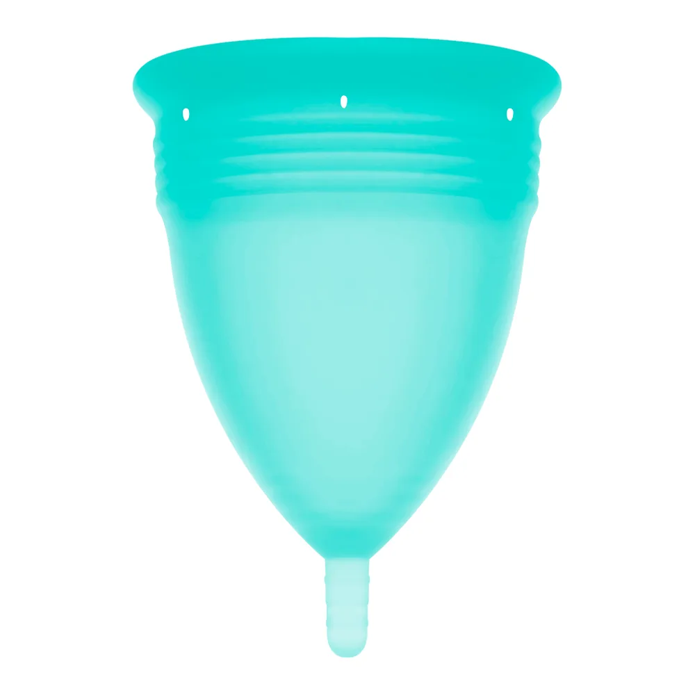 Coupe menstruelle en silicone turquoise translucide avec rebord nervuré, tige courte, sur fond blanc