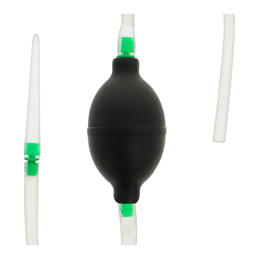 Ensemble de douche anale avec poire en latex noir montée sur tuyau transparent et embouts verts, sur fond blanc