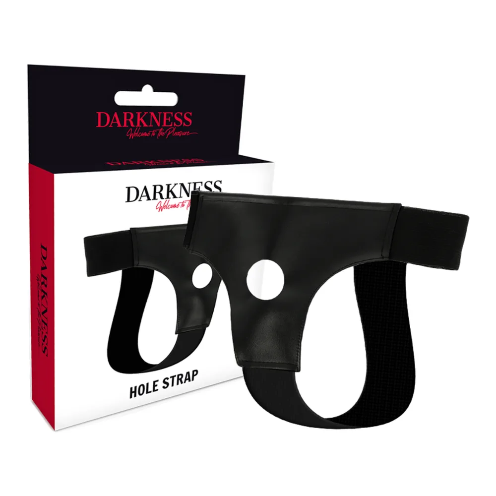 Harnais trou en cuir noir avec ouverture frontale, sangles ajustables et orifice de 3,5 cm pour l'insertion de gode, sur fond blanc