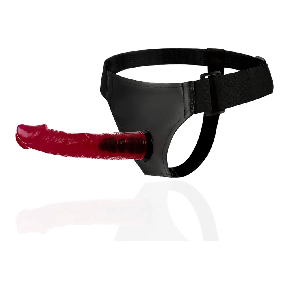 Harnais noir avec boucle de réglage, porté avec un gode réaliste rouge en velours, sur fond blanc