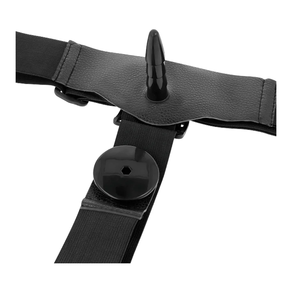 Harnais noir en cuir vegan avec deux godes cylindriques chair : l'un interne pour la pénétration de la porteuse, l'autre externe dirigé vers l'avant, sur fond blanc