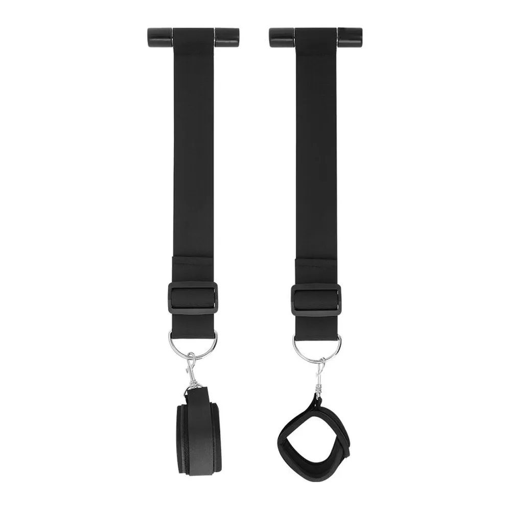 Deux sangles noires de bondage avec passants en T, l'une équipée d'une pochette fermée, l'autre d'un anneau de poignet ouvert, sur fond blanc