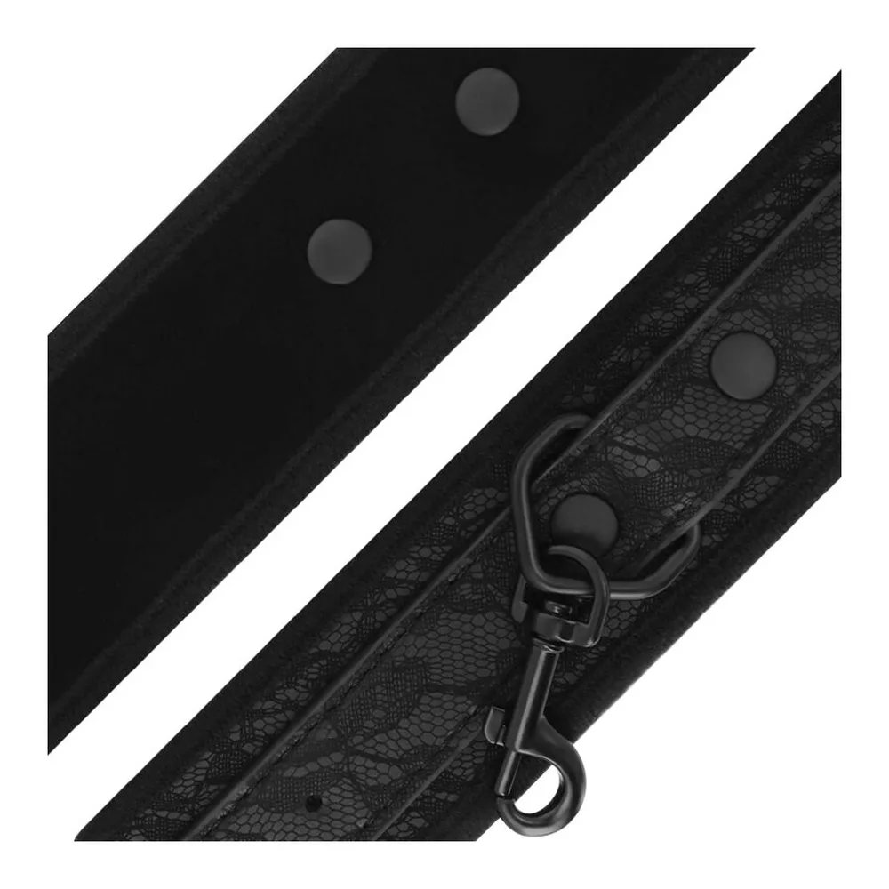 Deux menottes noires en cuir végétalien avec détails en brocart, boucles de métal gris et mousquetons pivotants, posées sur fond blanc
