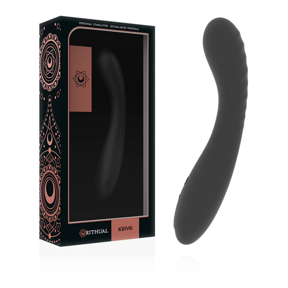 Emballage noir et rose poudré du stimulateur Kriya à côté du produit : vibromasseur en silicone noir, forme incurvée, surface mate, sur fond blanc