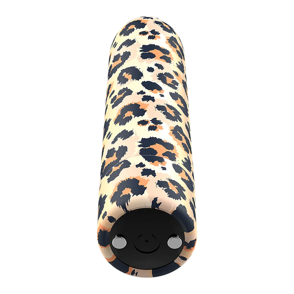 Stimulateur clitoridien rechargeable à imprimé léopard beige et noir, forme allongée, présenté avec son emballage noir et chargeur USB magnétique
