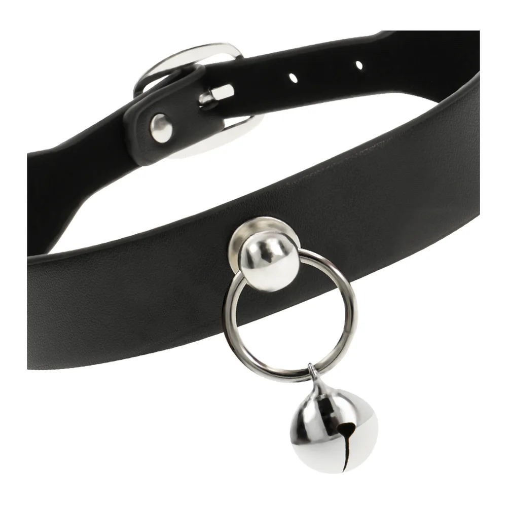 Collier noir en cuir vegan avec anneau argenté et grelot suspendu, boucle de fermeture visible en haut, sur fond blanc