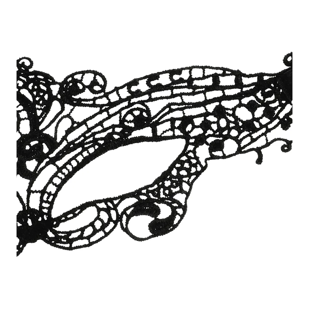 Masque de loup en dentelle noire ajourée avec motifs filigranés et floraux symétriques, encadrant les yeux sur fond blanc
