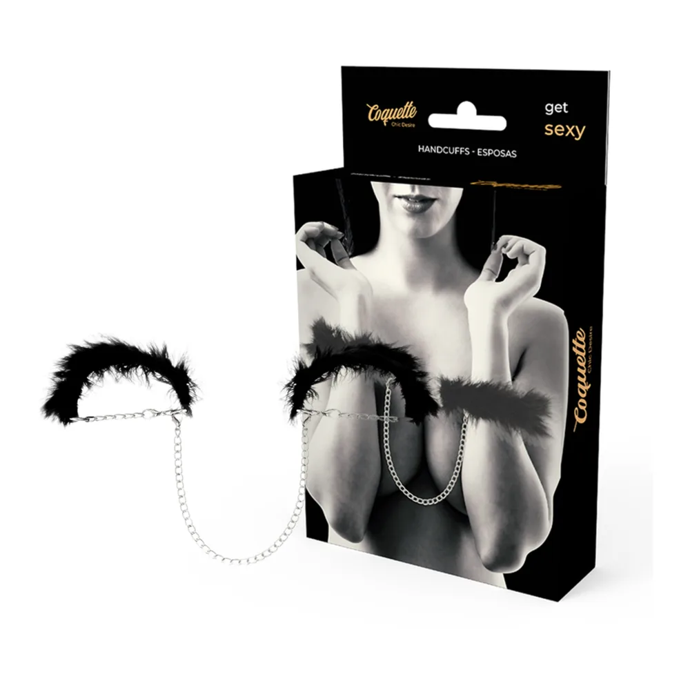 Menottes avec anneaux de métal chromé reliés par une chaîne, bordées de plumes noires duveteuses sur les pourtours intérieurs, fond blanc