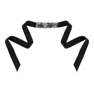Masque en dentelle noire montée sur un ruban de satin noir, avec deux longs rubans noués sur le côté, sur fond blanc