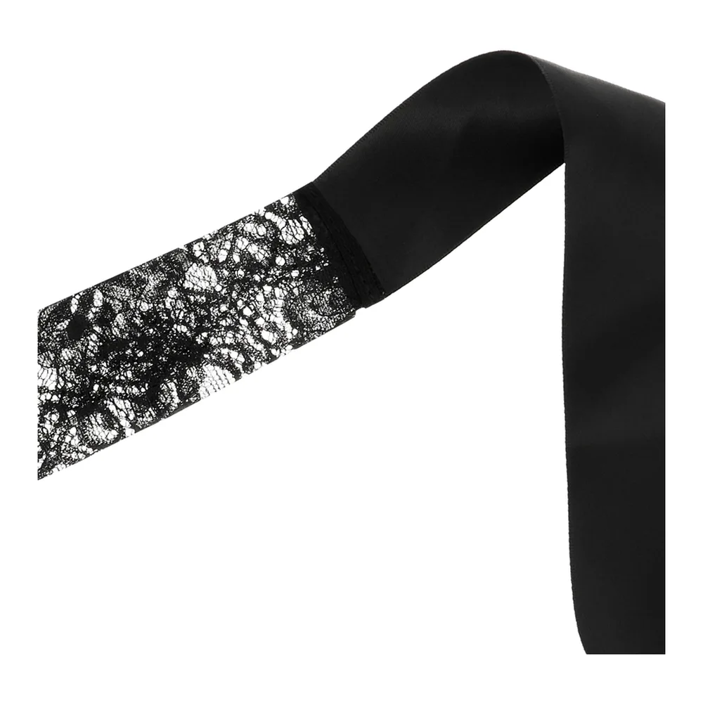 Masque en dentelle noire montée sur un ruban de satin noir, avec deux longs rubans noués sur le côté, sur fond blanc