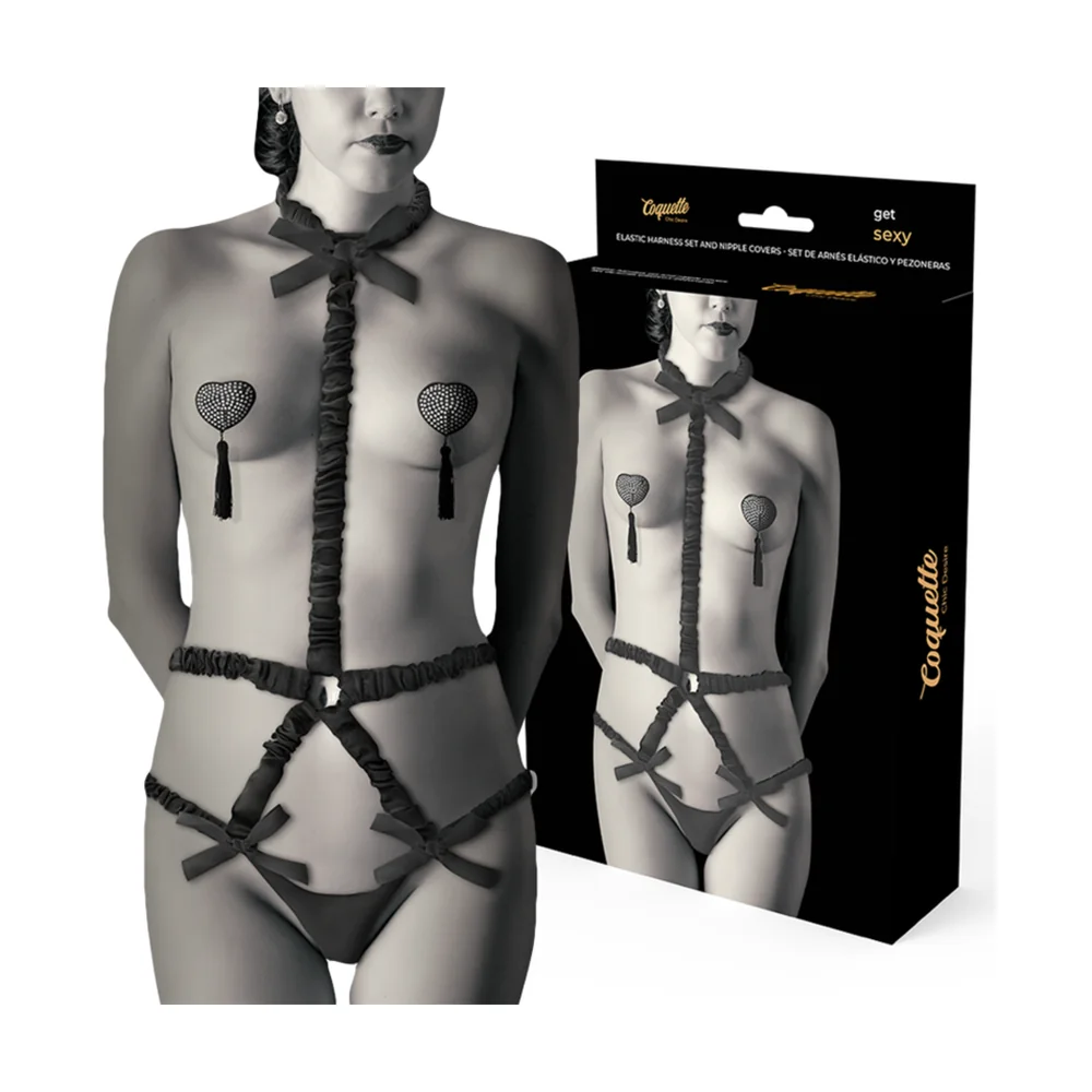 Ensemble lingerie noir avec harnais corset, cache-tétons à chainettes et string assorti, présenté sur mannequin et en boîte de packaging noir