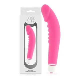 Vibromasseur en silicone rose vif avec nervures annelées sur toute la longueur, embout arrondi, affiché avec son emballage blanc et noir Dolce Vita indiquant 7 modes de vibration