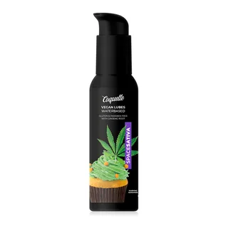 Flacon noir de lubrifiant végan à base d'eau Coquette Space Sativa, avec pompe doseuse, étiquette illustrée de feuille de cannabis verte et cupcake sur fond blanc