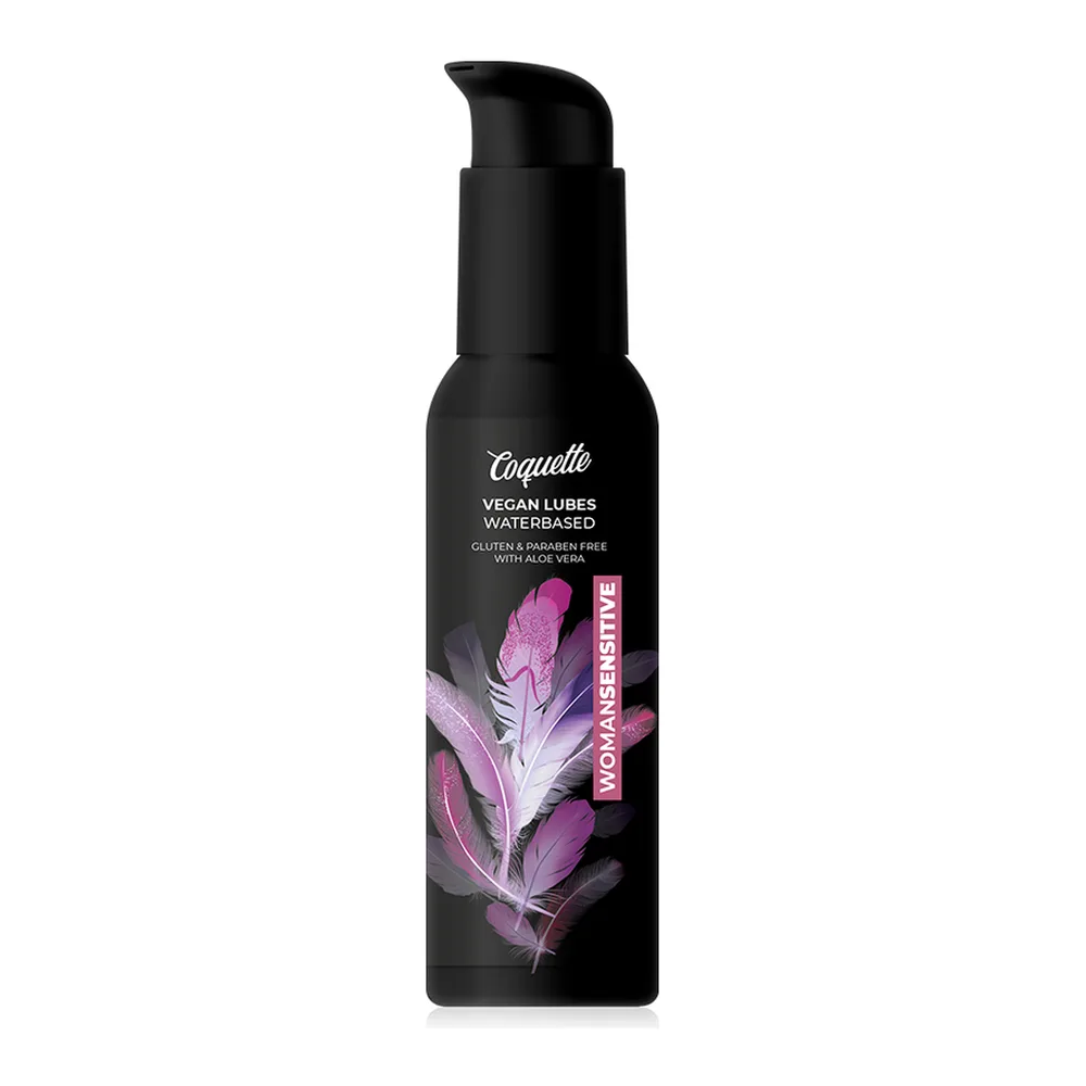 Flacon noir airless de lubrifiant Coquette avec pompe, étiquette violet et noir indiquant « Vegan Lubes Waterbased » et « Womansensitive »