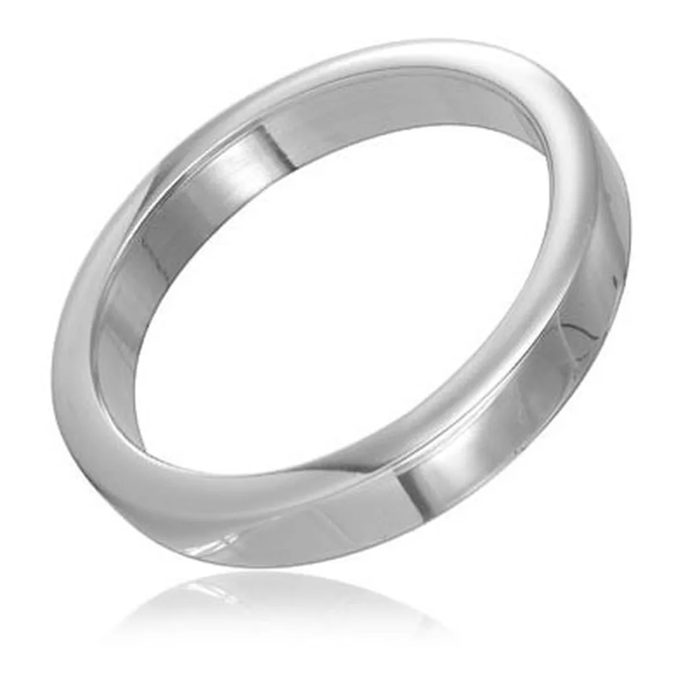 Cockring en métal argenté poli, bande lisse et épaisse, forme ovale régulière, sur fond blanc avec reflet