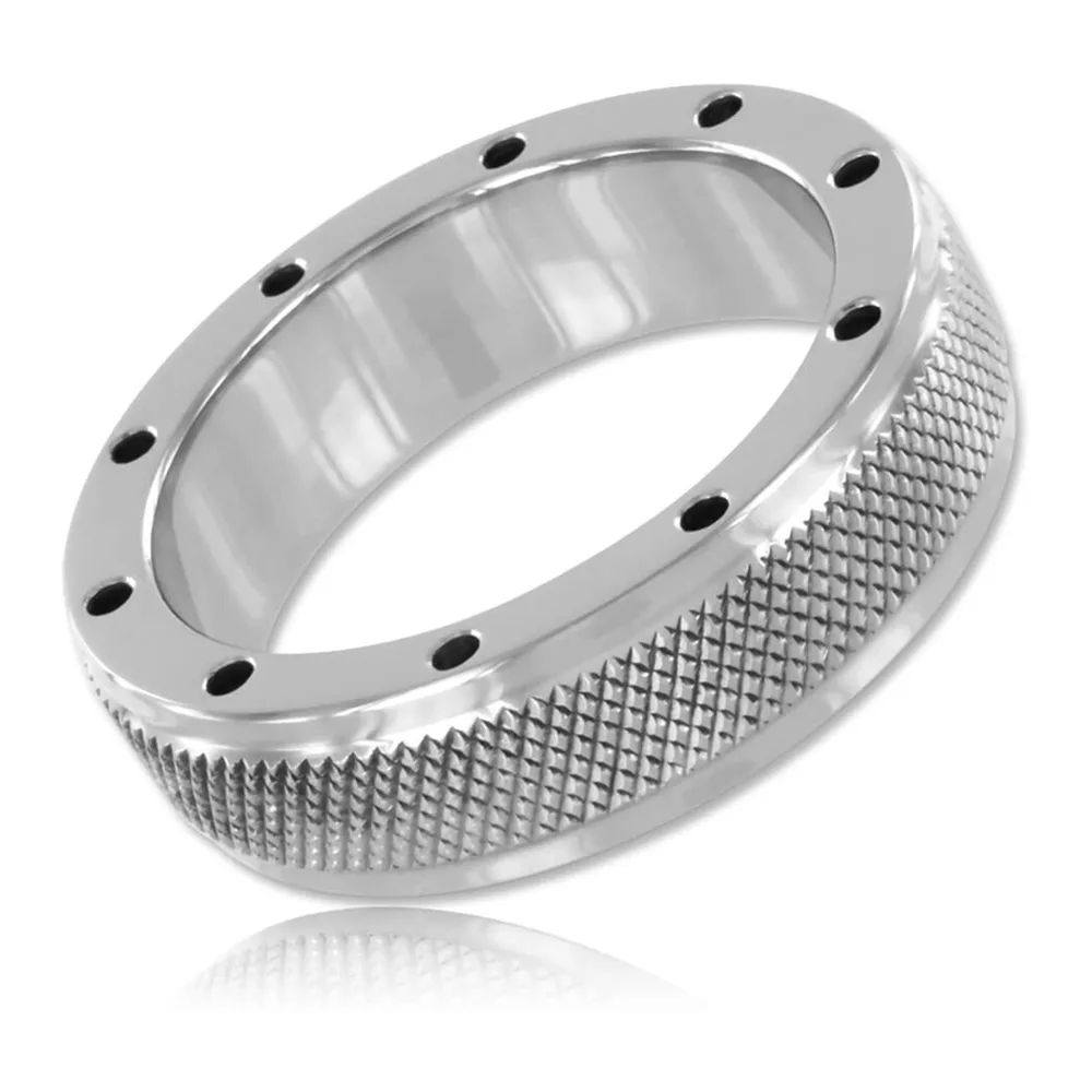 Cockring en acier inoxydable massif avec surface texturée en damier et onze trous noirs espacés régulièrement, présenté en deux tailles empilées sur fond blanc