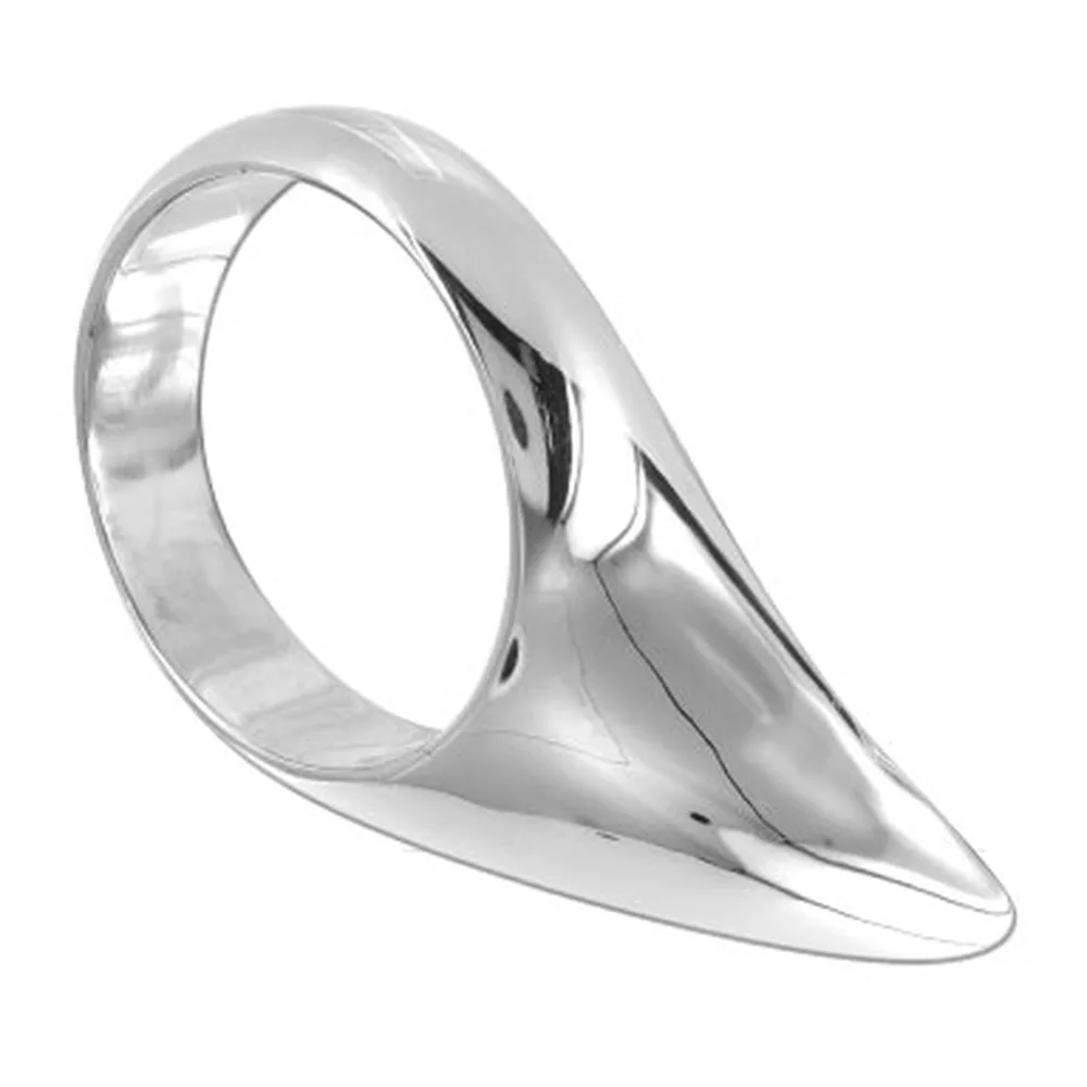 Cockring en acier argenté brillant, de forme géométrique avec une goutte pleine prolongeant l'anneau, présenté en vue de trois quarts sur fond blanc