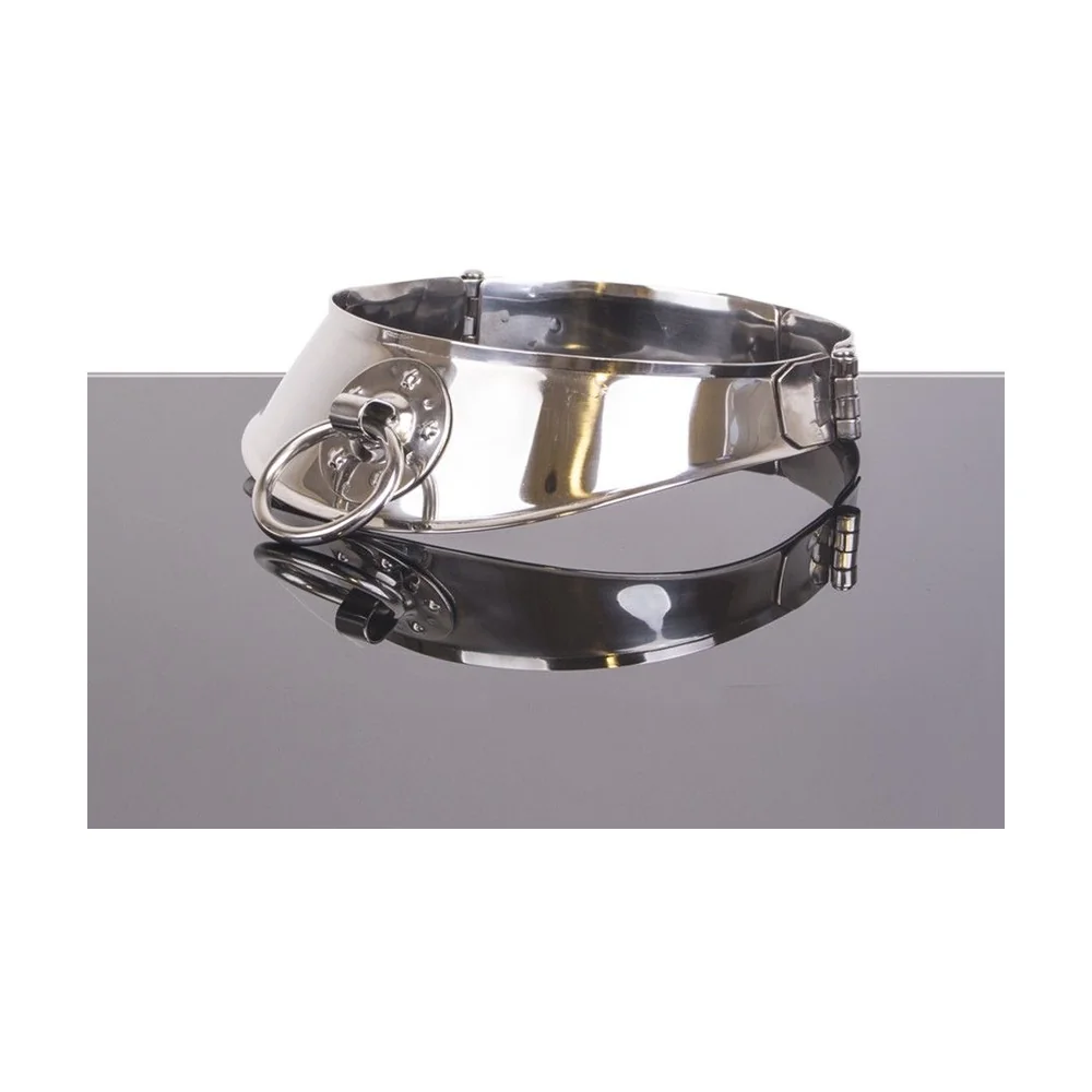 Collier de soumission en acier inoxydable poli avec anneau de retenue central, fermé par cadenas à clés, vue de face sur fond blanc
