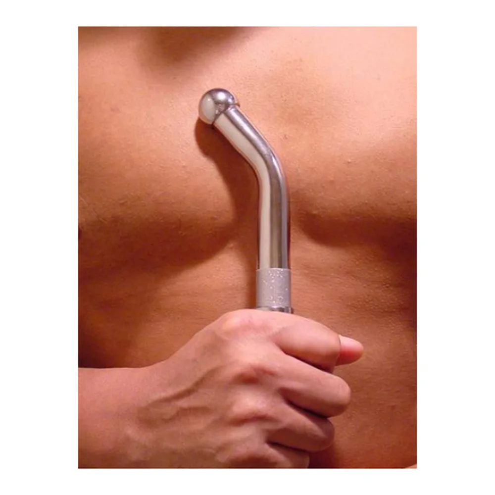 Douche intime en acier poli avec embout courbé et perforé, corps tubulaire incurvé vers le haut, filetage de fixation visible à la base
