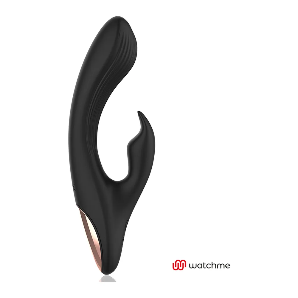 Doigt appuyant sur la surface lisse et courbe d'un vibromasseur noir, avec sa télécommande noire visible à droite sur fond blanc