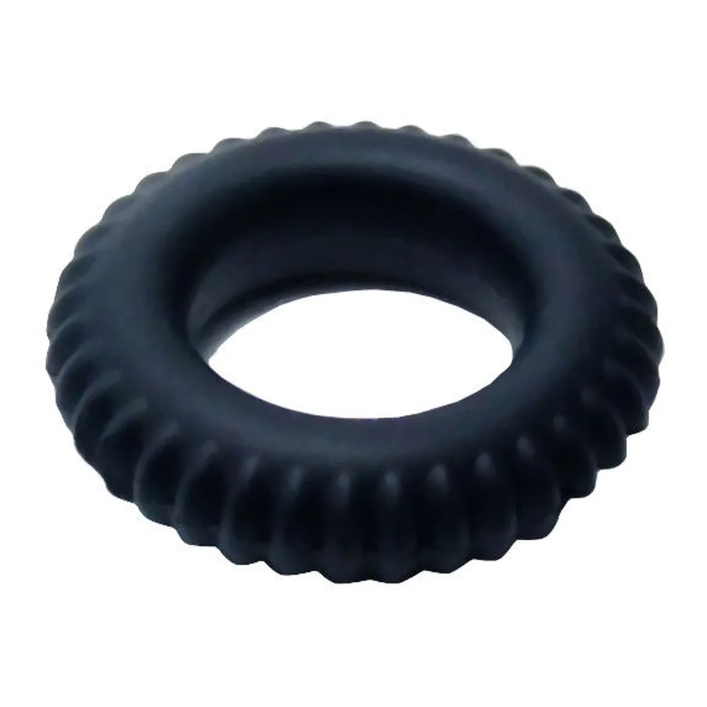 Cockring noir en silicone avec reliefs texturés réguliers sur toute la surface, ouverture centrale circulaire, sur fond blanc